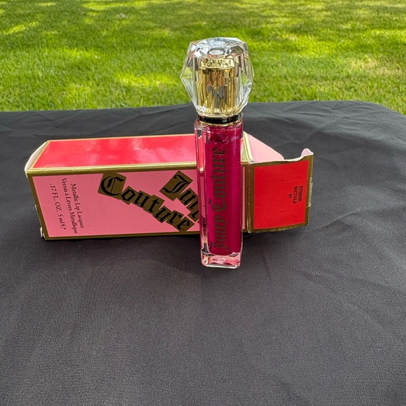 Juicy Couture gift box with beautiful bracelet plus free J.C. lipgloss included - Picture 10 of 16